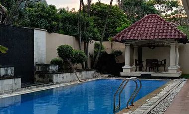 Rumah mewah 2 lantai siap huni ada kolam renang di lippo karawaci