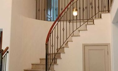 Rumah mewah 2 lantai siap huni ada kolam renang di lippo karawaci