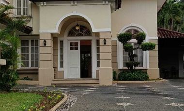 Rumah mewah 2 lantai siap huni ada kolam renang di lippo karawaci