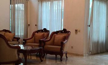 Rumah mewah 2 lantai siap huni ada kolam renang di lippo karawaci