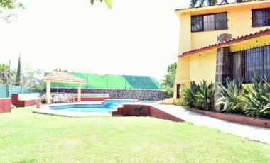 Casa ideal para negocio sobre calle con alto flujo comercial en Brisas Temixco Morelos