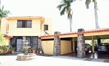 Casa ideal para negocio sobre calle con alto flujo comercial en Brisas Temixco Morelos