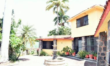 Casa ideal para negocio sobre calle con alto flujo comercial en Brisas Temixco Morelos