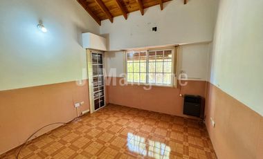 Duplex 4 ambientes con cochera y patio