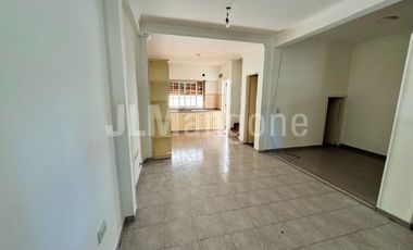 Duplex 4 ambientes con cochera y patio