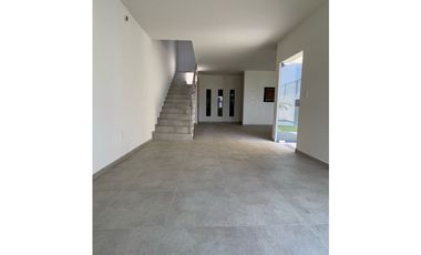 INIGUALABLE CASA EN VENTA NUEVA Y MODERNA VIGILANCIA JARDIN Y ALBERCA PROPIO