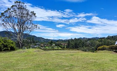 VENTA LOTE EN EL RETIRO COMPLETAMENTE APROVECHABLE