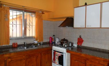 Casa  3 Amb. con depto. 2 Amb Calle 8 e 12 y Av. II