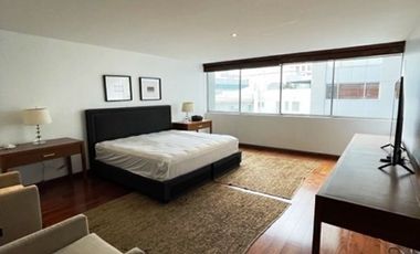 Renta departamento amueblado con terraza y vista arbolada