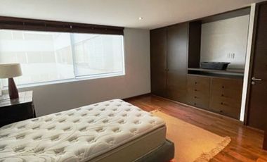 Renta departamento amueblado con terraza y vista arbolada
