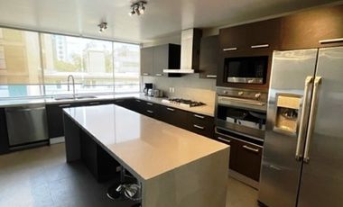 Renta departamento amueblado con terraza y vista arbolada