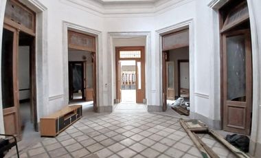 EXCLUSIVA Casa de 26 Ambientes en Monserrat con terraza, patio, parilla. Ideal usos múltiples