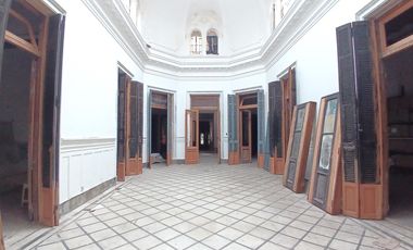 EXCLUSIVA Casa de 26 Ambientes en Monserrat con terraza, patio, parilla. Ideal usos múltiples