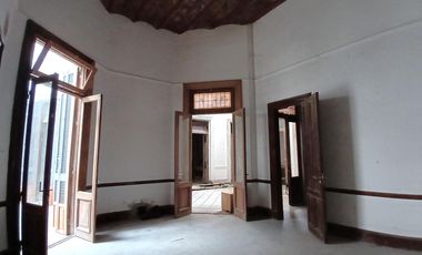 EXCLUSIVA Casa de 26 Ambientes en Monserrat con terraza, patio, parilla. Ideal usos múltiples