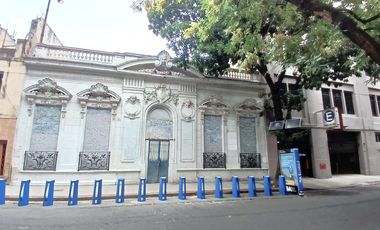 EXCLUSIVA Casa de 26 Ambientes en Monserrat con terraza, patio, parilla. Ideal usos múltiples