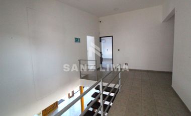 Alameda: Planta alta para oficinas, amplia e iluminada con seguridad.