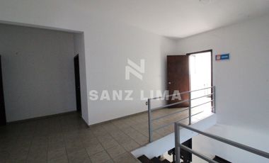 Alameda: Planta alta para oficinas, amplia e iluminada con seguridad.