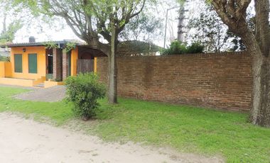 Casa estilo colonial con dos lotes