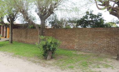 Casa estilo colonial con dos lotes