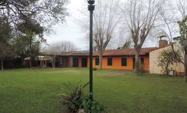 Casa estilo colonial con dos lotes