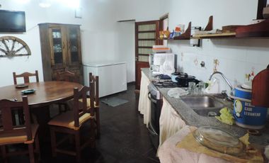 Casa estilo colonial con dos lotes
