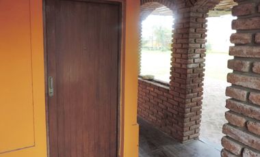 Casa estilo colonial con dos lotes