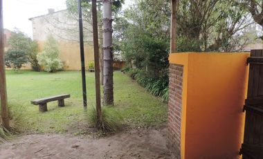 Casa estilo colonial con dos lotes