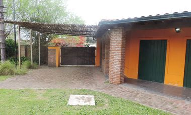 Casa estilo colonial con dos lotes