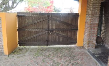 Casa estilo colonial con dos lotes