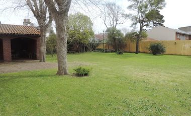 Casa estilo colonial con dos lotes