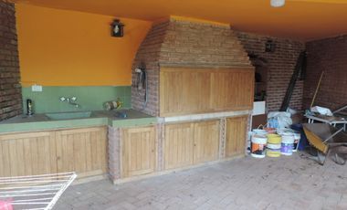 Casa estilo colonial con dos lotes