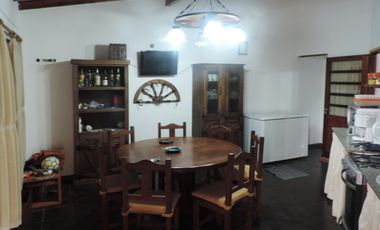Casa estilo colonial con dos lotes