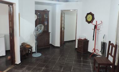 Casa estilo colonial con dos lotes