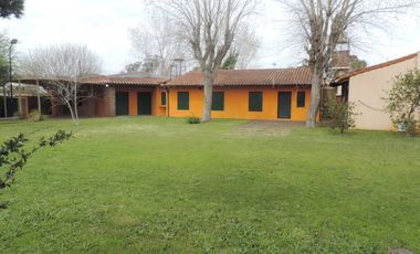 Casa estilo colonial con dos lotes