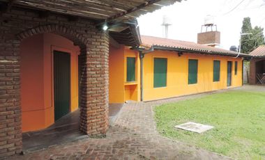 Casa estilo colonial con dos lotes