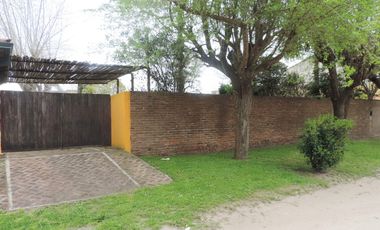 Casa estilo colonial con dos lotes