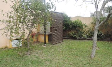 Casa estilo colonial con dos lotes