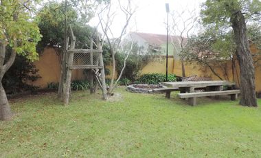 Casa estilo colonial con dos lotes