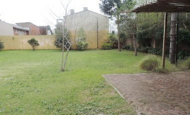 Casa estilo colonial con dos lotes