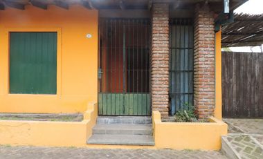 Casa estilo colonial con dos lotes
