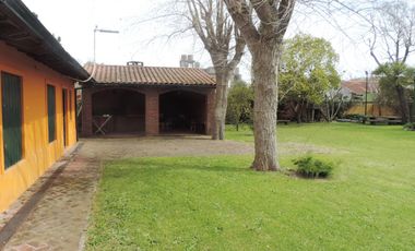 Casa estilo colonial con dos lotes