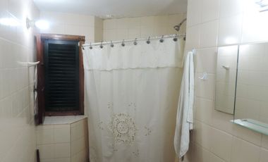 Casa estilo colonial con dos lotes