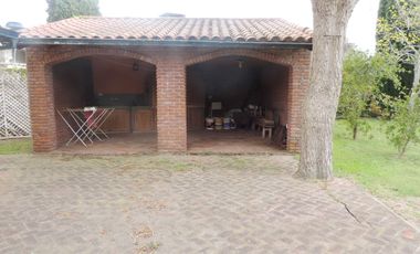 Casa estilo colonial con dos lotes