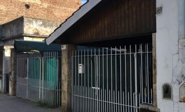 AMPLIA CASA CON DOBLE GARAGE + DPTO 2AMB. C/PATIO + MONO AMBIENTE EN PLANTA ALTA