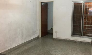 AMPLIA CASA CON DOBLE GARAGE + DPTO 2AMB. C/PATIO + MONO AMBIENTE EN PLANTA ALTA