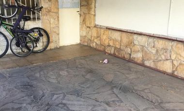 AMPLIA CASA CON DOBLE GARAGE + DPTO 2AMB. C/PATIO + MONO AMBIENTE EN PLANTA ALTA