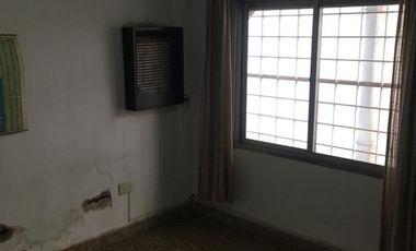 AMPLIA CASA CON DOBLE GARAGE + DPTO 2AMB. C/PATIO + MONO AMBIENTE EN PLANTA ALTA
