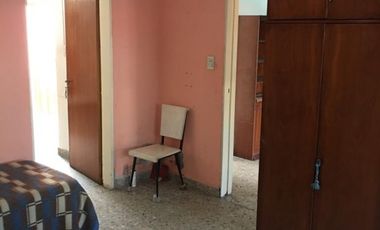 AMPLIA CASA CON DOBLE GARAGE + DPTO 2AMB. C/PATIO + MONO AMBIENTE EN PLANTA ALTA