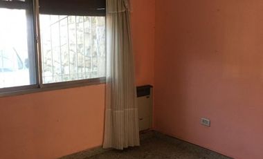 AMPLIA CASA CON DOBLE GARAGE + DPTO 2AMB. C/PATIO + MONO AMBIENTE EN PLANTA ALTA