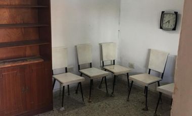 AMPLIA CASA CON DOBLE GARAGE + DPTO 2AMB. C/PATIO + MONO AMBIENTE EN PLANTA ALTA